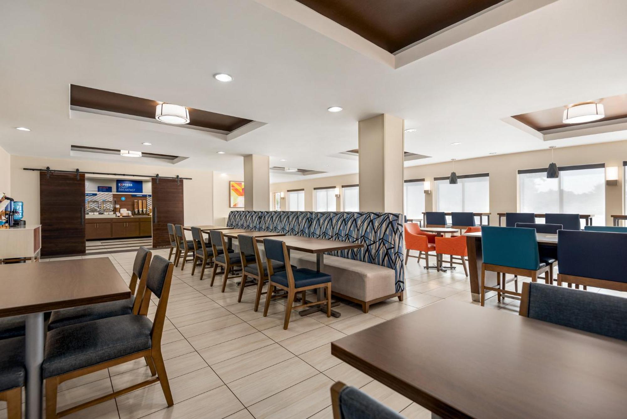 Holiday Inn Express Hotel & Suites Fredericksburg By Ihg Exterior foto